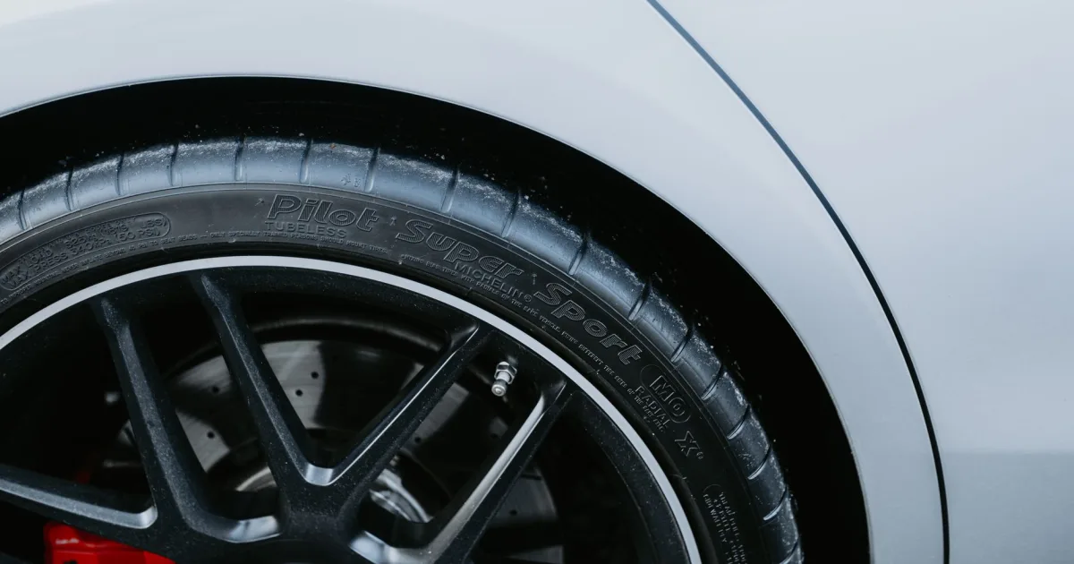 Ban Tubeless vs Tube Type: Mana Lebih Aman untuk Motor Harian