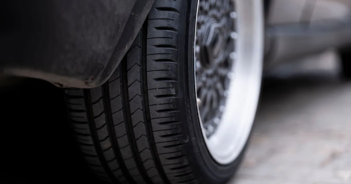 Kapan Ban Mobil Harus Diganti? Cek TWI, Usia, dan Retak Halus