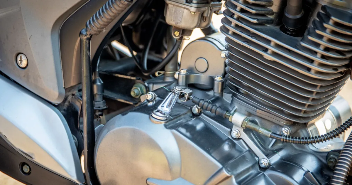 Motor Susah Distarter Pagi Hari: Aki, Busi, atau Karburator?